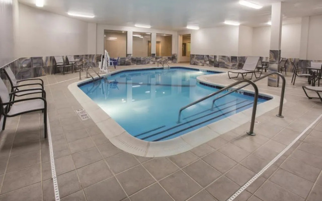 LA QUINTA INN &amp; SUITES PONTOON BEACH