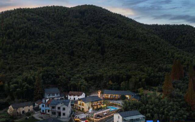Yunshang Grassland Fengsheng three time hot spring holiday villa