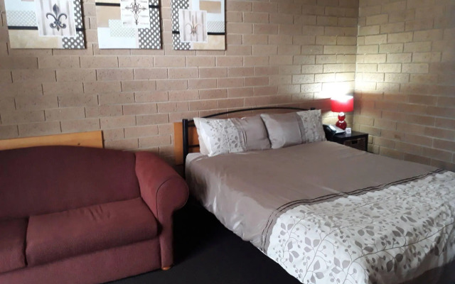 Moe Motor Inn
