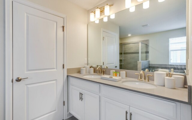 Contemporary Home w/ Private Pool& Spa!