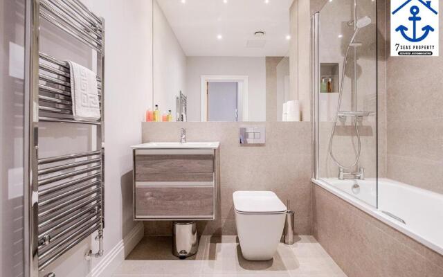 Luxury Apartment High Street Maidenhead w Parking