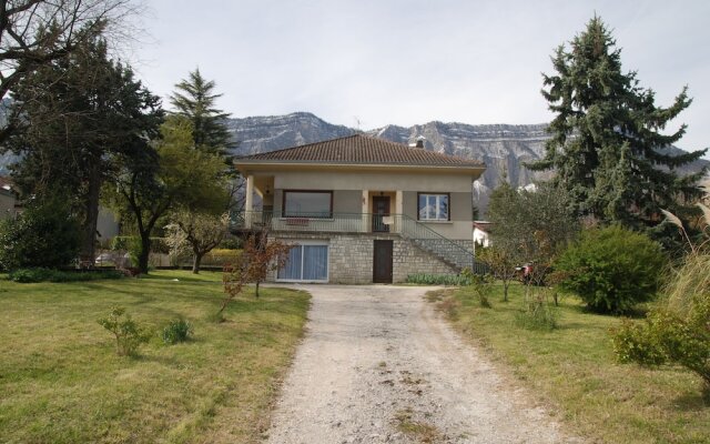 Comfy home for group and family. Wonderful view!
