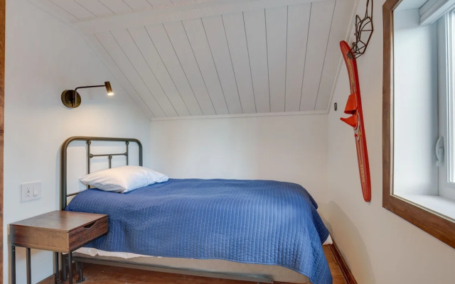 Pet-friendly Minocqua Home: Walk to Lake & Dining!