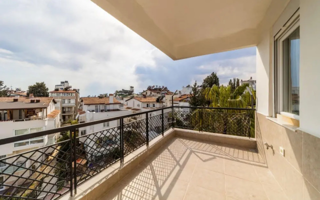Spacious and Central Apartment near Lara Beach in Muratpasa, Antalya