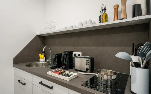 BRIGHT: Stylish & Central - Kitchen - Netflix