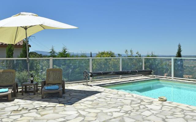 Luxurious villa with private swimming pool, air-conditioning and vast views