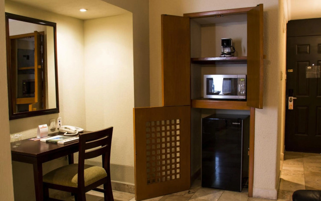 La Posada Hotel y Suites