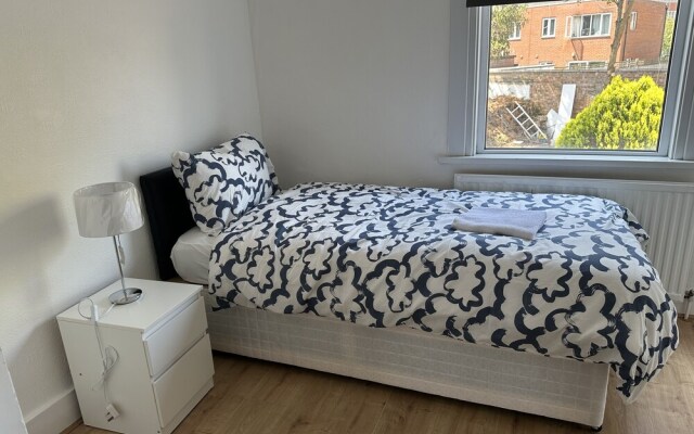 Immaculate 4-bed House in Enfield Near Enfield loc