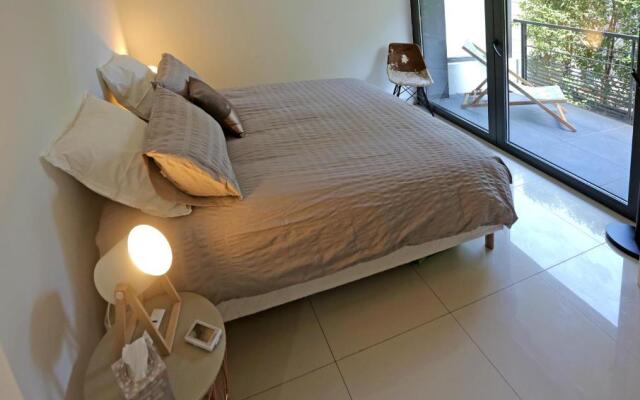 NEW Modern 1BR Apt/Terrace/Parking/Beside Beach