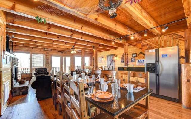 Mountaintop Lodge - Eight Bedroom Cabin