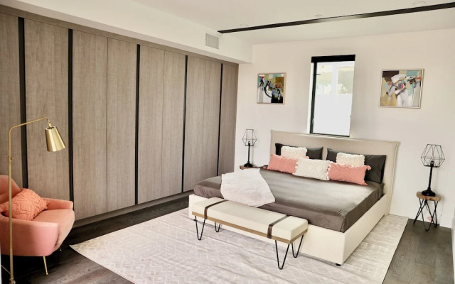 Modern Designer Townhouse/Private Rooftop