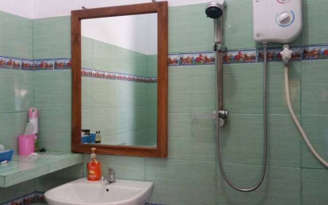 Larantuka Beach Apartments.