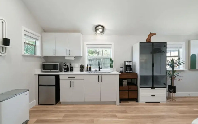 Chic Studio Walkable to Soco!