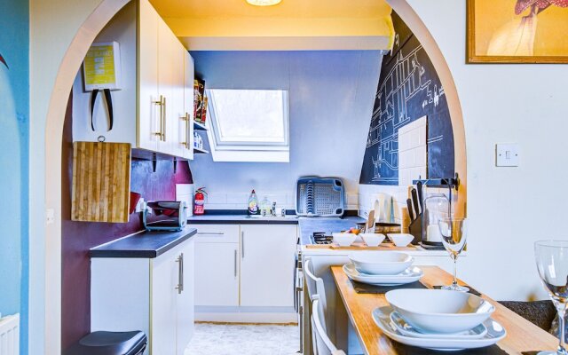 Entire Artistic Open-plan Top Floor Apartment
