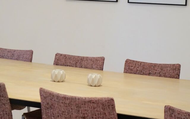 Fashionable House Flat with Garden