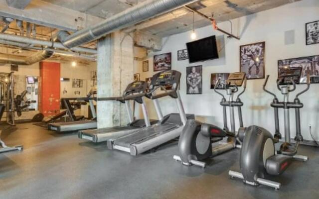 3 Bedroom Unit in Downtown Dallas with Pool & Gym