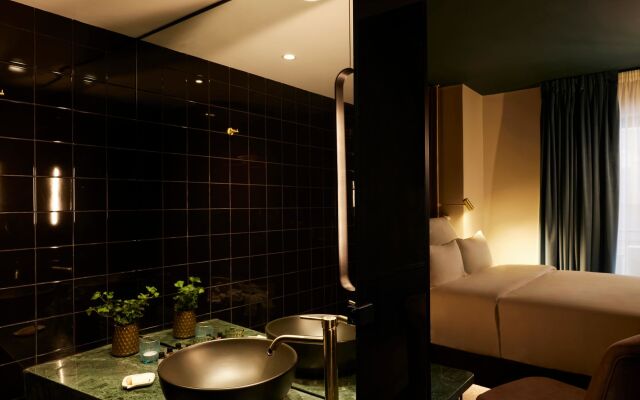 Skylark, Aluma Hotel & Resort