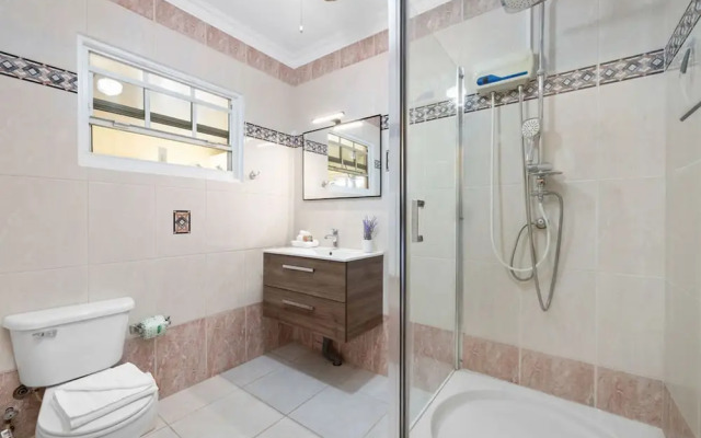 Cozy Central 4br3ba Home w Pvt Pool Largegarden