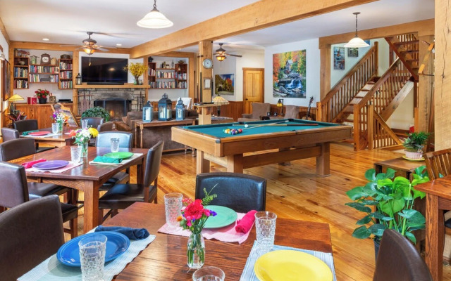 Bent Creek Lodge Bed & Breakfast