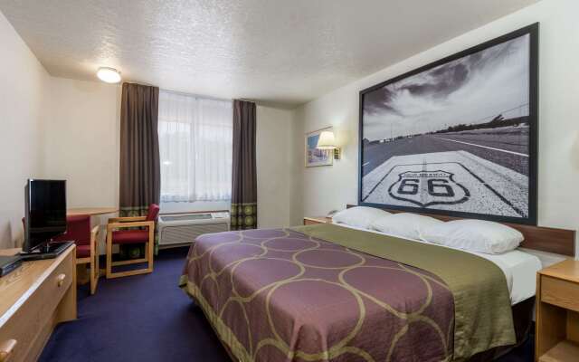 Super 8 by Wyndham Bernalillo