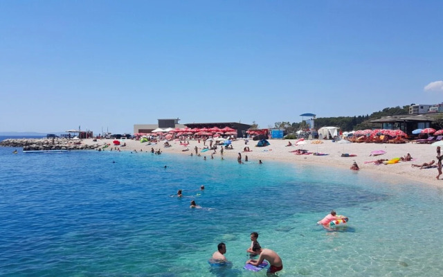 Close to Znjan Beach, Spacious Studio With Balcony