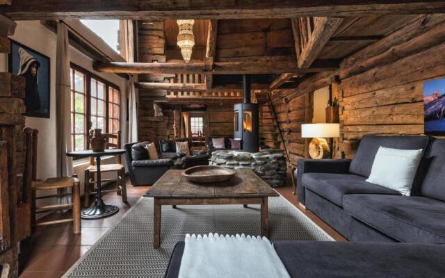 4BR Traditional Chalet BBQ + Fireplace + View
