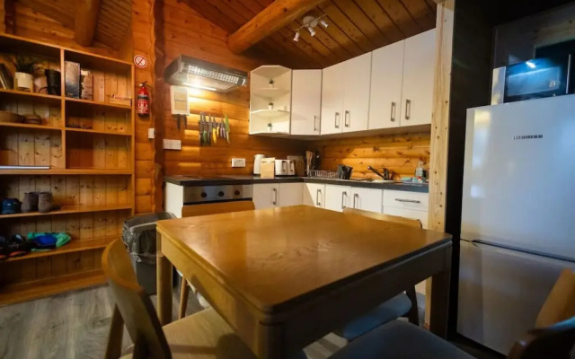 Rural 3 Bed Log Cabin Getaway