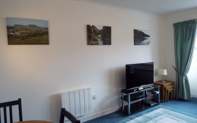 Ideal Central Edinburgh location with free on-site private parking
