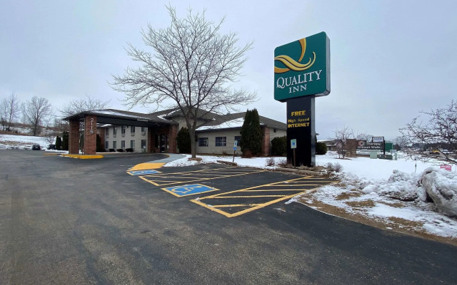 AmericInn by Wyndham Reedsburg