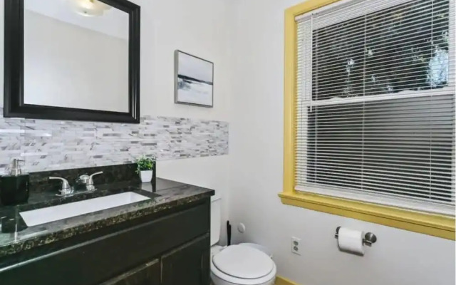 Near Downtown Beach House Apt