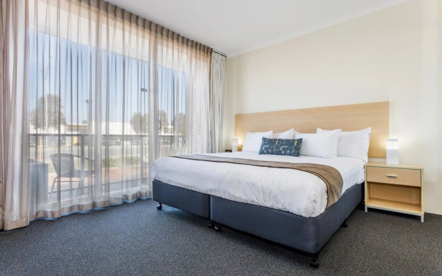 Perth Ascot Central Apartment Hotel – Guest Rooms – Perth