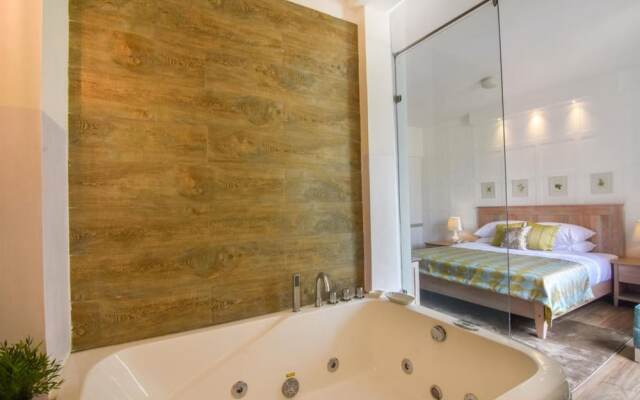 The Lynden Grove Hotel