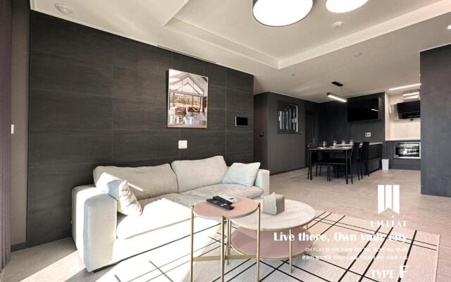 Y COLLECTION by UH FLAT OSIRIA