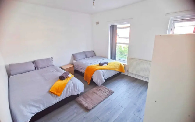 Charming 4-bed House in Manchester