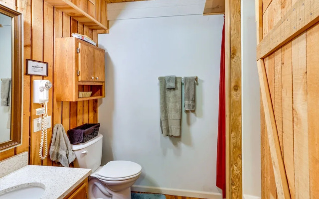 Lakefront Sunrise Beach Cabin w/ Private Dock!