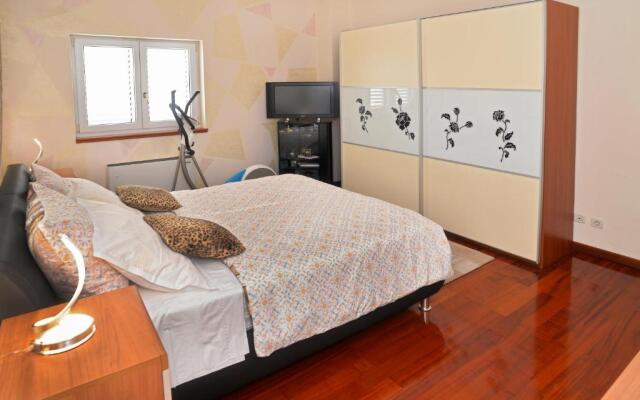 Villa 4US with pool,near Split and sea