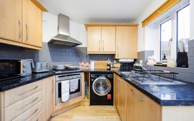 Stylish 3-bed Home in East London Free Parking