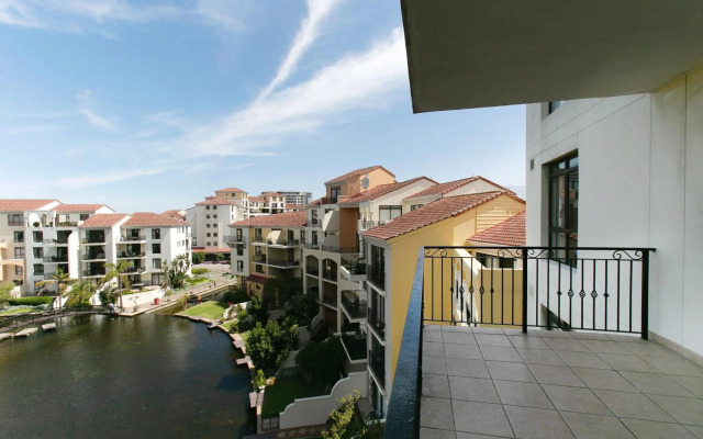 Island Club Hotel & Apartments