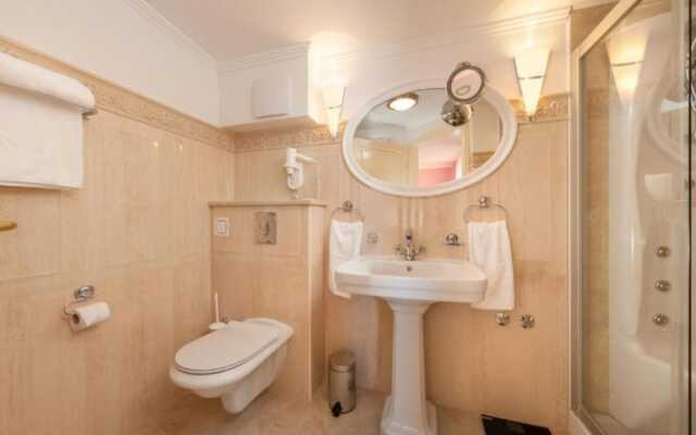 Beachfront Luxury Condos - R10-302