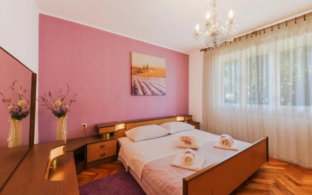 Two bedroom apartment, nice neighborhood, free parking, WiFi