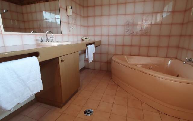 Pines Country Club Motor Inn