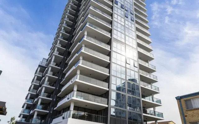 Luxe Beachfront 2-bed With Gym, Pool & Views