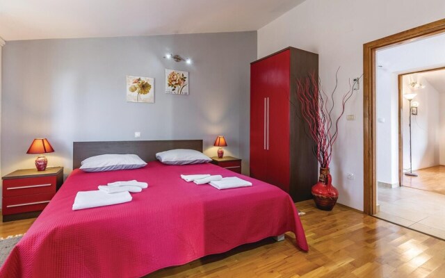 Amazing Home in Krnica with Hot Tub, WiFi & 4 Bedrooms