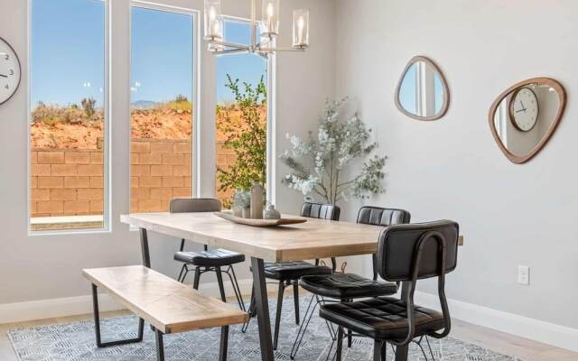 Family Desert Oasis 5 Bedroom Home