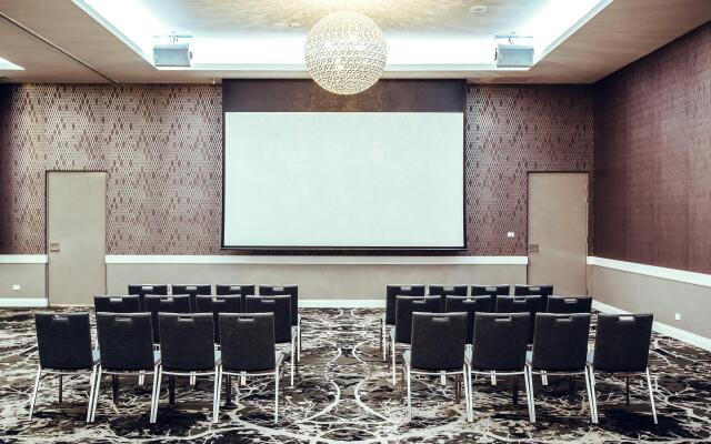 Holiday Inn Warwick Farm by IHG