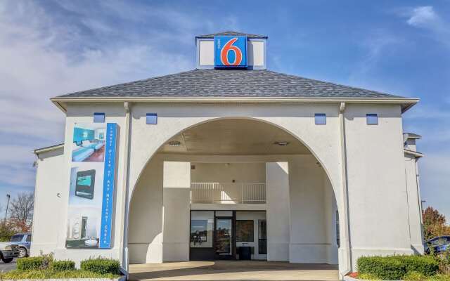 Motel 6 Dickson, TN