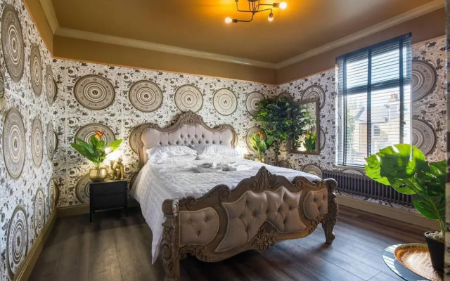 Luxury Versace Sleeps10, Hottub, Pool Table, Skytv