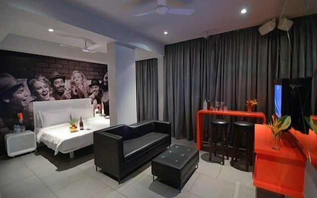 SinQ Party Hotel