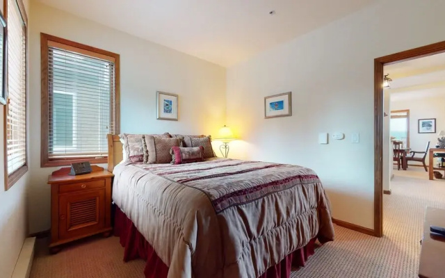 Eagle Run #205 2 Bedroom Condo by Redawning