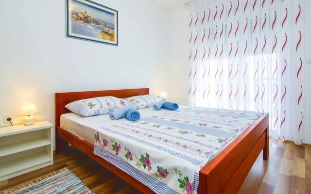 Stunning Home in Mali Rat With Wifi and 2 Bedrooms